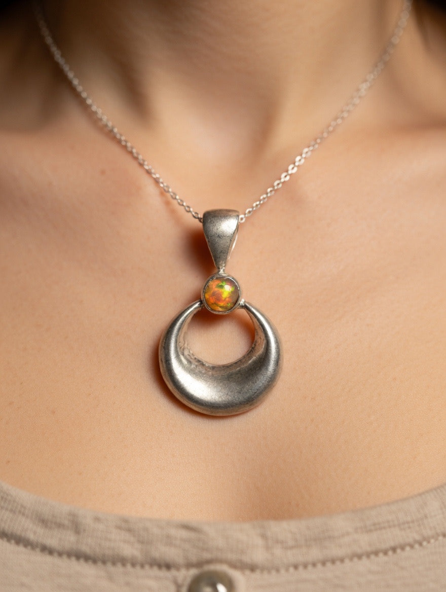 Vintage Silver pendant opal